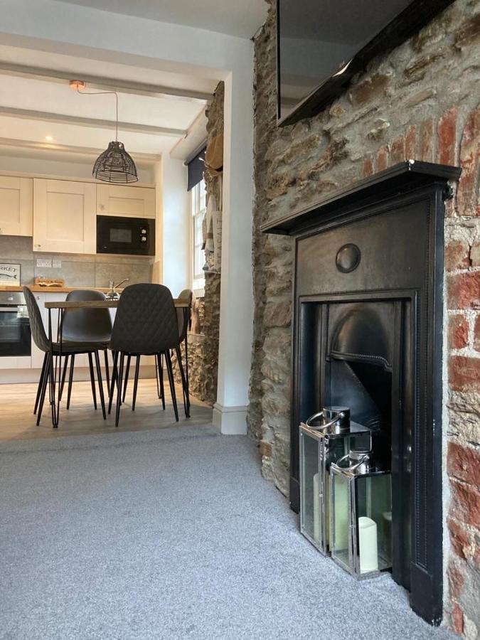 "Prospect House" - Two Private Apartments In This 17Th Century Cottage - Apartment 2 Has A Kids Cabin Bunk Room - Book Both Apartments For One Large House With Connecting Door In Lobby - Public Parking Outside Looe Exterior foto